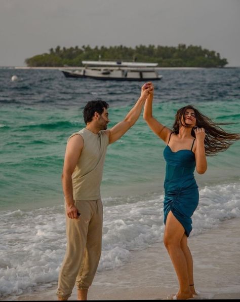 Kritika Khurana, Engagement Photo Shoot Beach, Couples Candid Photography, Girls Night Dress, Couple Beach Pictures, Beach Photo Session, Bride Photography Poses, Romantic Photoshoot, Honeymoon Outfits