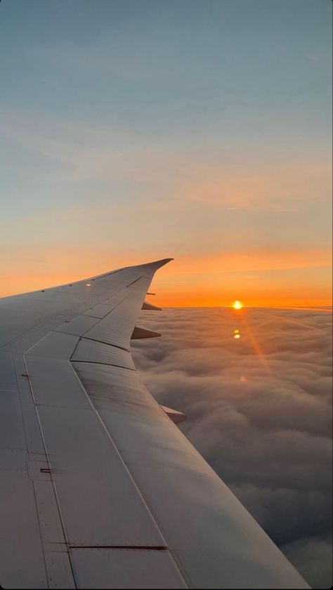 Sunset In Airplane, Plane Asthetic Wallpers, Air Plane Aesthetic, Airplane Sunset Aesthetic, Sunset Airplane, Airplane Pics, Plane Window View, Airplane Sunset, Photo Avion