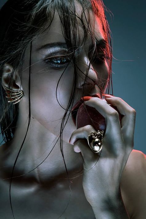 wanna eat a apple? Jewelry Editorial, Foto Art, Jewelry Photography, Wet Hair, Girl Face, White Photography, Woman Face, Photography Inspiration, Color Splash