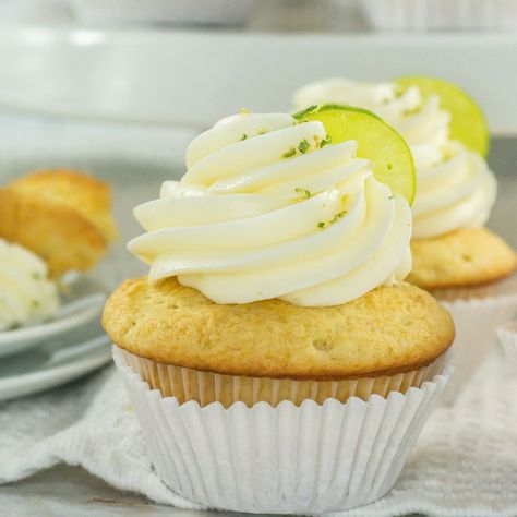 Love the sweet and tangy flavor of key lime pie but want cupcakes? Try these delicious key lime cupcakes with key lime frosting. Key Lime Frosting, Lime Frosting, Key Lime Cupcakes, Lime Cupcakes, Key Lime Juice, Filled Cupcakes, Cupcake Tins, Favorite Pie, Lime Pie