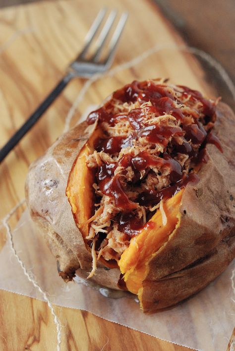 Pulled Pork Stuffed Sweet Potato - 100 Days of Summer Slow Cooker Recipes Stuffed Sweet Potato, Daging Babi, Easy Slow Cooker Recipes, Think Food, Pork Dishes, 100 Days, Pulled Pork, Pork Recipes, Cooker Recipes