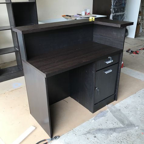 Small Cash Counter Table Design Shop, Cash Counter Design, Barbershop Design Interior, Front Desk Design, Massage Room Design, Shop Counter Design, Modern Reception Desk, Bakery Design Interior, Reception Desk Design