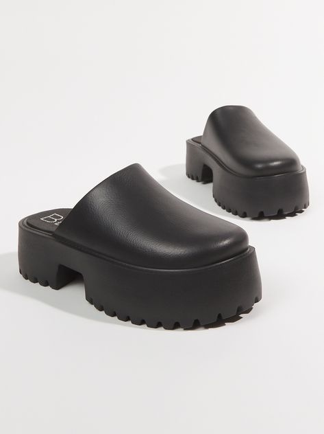 Experience the perfect blend of comfort and style with these rubber clog-inspired mules. These mules feature a chunky lug sole that provides both durability and an on-trend aesthetic. With a cushioned insole and lightweight fit, they ensure all-day comfort. Chunky Clogs, Chunky Mules, Trend Aesthetic, Rubber Clogs, Wedding Branding, Platform Clogs, Plus Size Shopping, Lug Sole, Western Boots