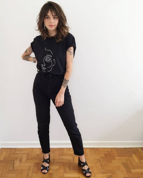 Carolina Rocha (@ca.rocha) • Instagram photos and videos Midsize Museum Outfits, Punk Rock Mom Style, Rock Mom Outfits, Rocker Chic Professional Style, Classic Grunge Style, Lesbian Alt Fashion, Edgy 30s Fashion, Grungy Business Casual, Professional Edgy Outfits