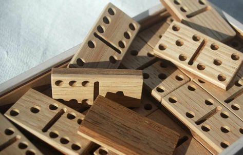 Board Games Diy, Wooden Board Games, Wood Projects For Kids, Diy Wooden Projects, Pallet Creations, Candle Craft, Diy Recycle, Wooden Projects, Diy Clock