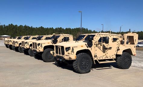 3rd Infantry Division Soldiers sign for first JLTVs Oshkosh Jltv, Hummer For Sale, Us Army Trucks, Tactical Vehicle, Army Divisions, Tactical Light, Duramax Diesel, Army Truck, Staff Sergeant