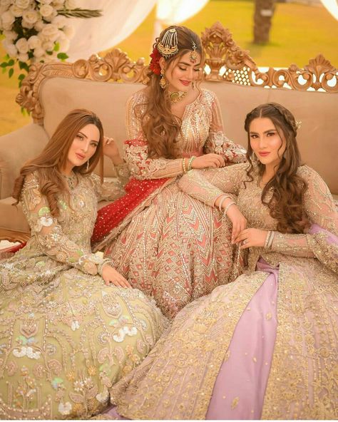 Sisters Photography Poses Indian, Sisters Photography Poses, Bride Fashion Photography, Bridesmaid Poses, Bridesmaid Photoshoot, Sisters Photoshoot Poses, Indian Bridesmaid Dresses, Indian Wedding Poses, Bride Photos Poses