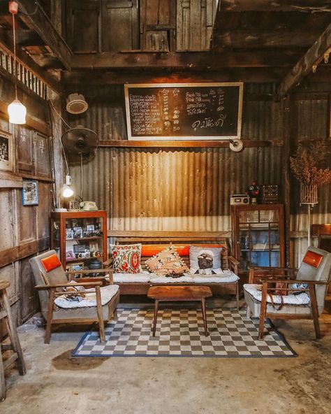 This Rustic Cafe In Thailand Set In An Old Shophouse Will Take You Back In Time - Bangkok Foodie Rustic Coffee Shop, Case Creole, Cafe Bar Design, Hiasan Dalaman Rumah, Mini Cafe, Rustic Cafe, Unique Cafe, Coffee Shop Interior Design, Cafe Concept