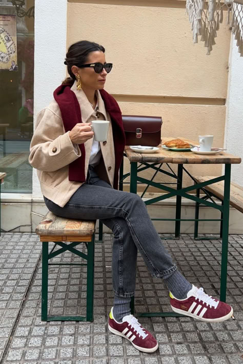 @marvaldel is drinking a coffee while wearing Sézane Nelson mottled beige jacket and Milo classic burgundy bag. The grey denim trousers and sneakers are personal pieces. Burgundy Adidas Outfit, Burgundy Sneakers Outfit, Burgundy Boots Outfit, Leather Sneakers Outfit, Burgundy Bag, Burgundy Outfit, Sock Outfits, Beige Jacket, Outfit Fall