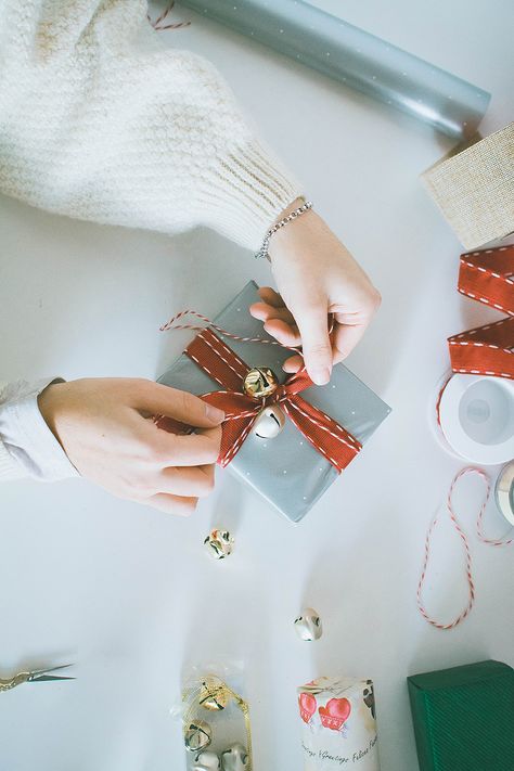 3 Last Minute DIY Gift Wrapping Ideas | https://www.popshopamerica.com/blog/3-last-minute-diy-gift-wrapping-ideas/ Diy Gift Wrapping Ideas, Diy Holiday Gift Wrapping, Clay Gift Tags, Gift Wrapping Ideas, Tag Ideas, Diy Wrap, Diy Holiday Gifts, Diy Gift Wrapping, Present Wrapping