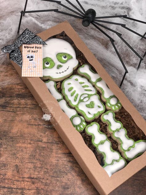 Halloween Skeleton Cookies, Halloween Cookies Skeleton, Halloween Cookie Box Sets, Halloween Cookie Bouquet, Skeleton Desserts, Skeleton Cookies Decorated, Cookie Skeleton, Scary Halloween Cookies, Halloween Decorated Cookies