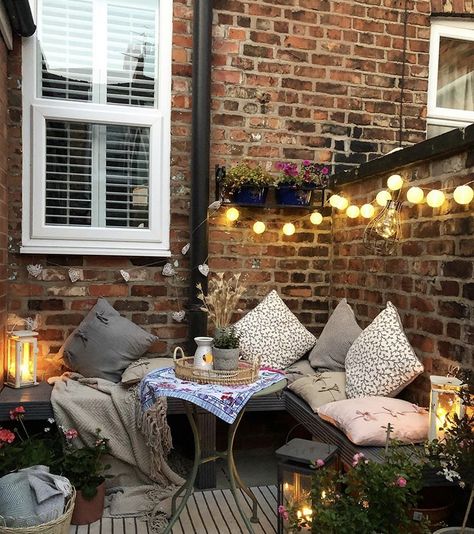 Garden Cozy Corner, Victorian Terrace Yard, Small Cosy Garden, Small Corner Garden Seating, Garden Cosy Corner Patio, Festoon Lights Courtyard, Terraced House Garden, Victorian Backyard, Terrace Interior