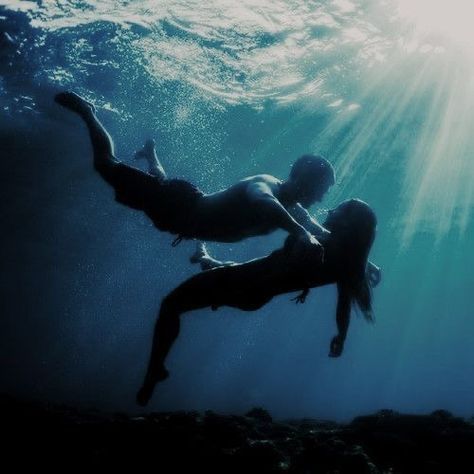 Zodiac Academy The Awakening, Underwater Kiss, Zodiac Academy, Water Aesthetic, Girl In Water, The Awakening, Travis Fimmel, Poses References, Under Water