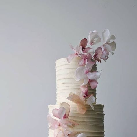 Danielle M. Estrella on Instagram: "* my interpretation of 'traditional' cascading flowers..
.
.
.
.
.
.
.
.
#weddingcake #ricepaperflowers #buttercreamcake #bombesquade #sfwedding #sfmade #bayarea" Sf Wedding, Cascading Flowers, Buttercream Cake, Paper Flowers, Wedding Cakes, Flowers, On Instagram, Instagram