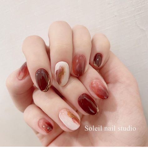 Nail Art Inspiration Short Nails, Simple Red Nail Art, Nail Art Simple Elegant Classy Maroon, Nail Art Red Wine, Red Wine Nails Design, Oval Nails Inspiration, Nail Art Simple Elegant, Red Marble Nails, Nailart Marble