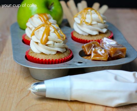 Caramel Apple Cupcake Thanksgiving Desserts Cupcakes, Caramel Apple Cupcakes, Cupcakes Easy, Apple Cupcakes, Fall Cupcakes, Cupcake Decor, Caramel Frosting, Creative Cooking, Toasted Pumpkin Seeds