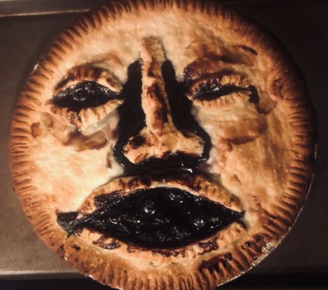 #pie #blueberrypie #halloween #humanface #humanfacepie Halloween Meatloaf, Halloween Pies, Halloween Pie, Human Meat, Brain Cake, Pie Board, Zombie Cake, Cake By The Ocean, Recetas Halloween