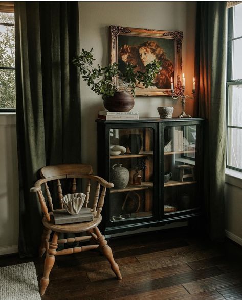 Elegant Cabin Decor Interiors, Dark Cottage Home Decor, Practical Magic Home Aesthetic, Moody Romantic Living Room, Moody Traditional Living Room, Moody Neutral Living Room, Victorian Inspired Home, Cozy Vintage Home, Academia Living Room