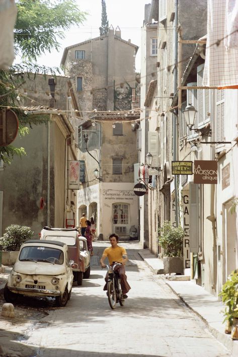 Beach Life: Slim Aarons Pays Homage to the French Riviera Old Italy Aestethic, France Aesthetic Vintage, Old Italian Aesthetic, Salvatore Aesthetic, Slim Aarons Photography, European Countryside, Mediterranean Vibes, Italy Girl, Italian Aesthetic