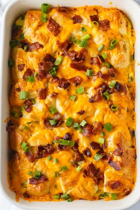 Bacon and Egg Biscuit Casserole - An easy breakfast casserole recipe made with eggs, bacon and biscuits. It's super easy to whip up and can be made the night before and kept in the fridge. Biscuits And Bacon, Casserole With Biscuits, Breakfast Casserole With Bacon, Casserole With Bacon, Biscuit Casserole, Breakfast Casserole With Biscuits, Egg Biscuits, Easy Breakfast Casserole Recipes, Biscuits Casserole