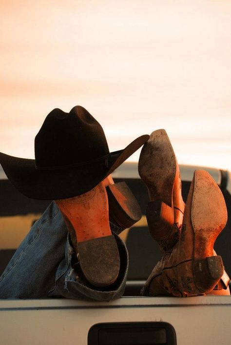 Country Couple Pictures, Foto Cowgirl, Cute Country Couples, Elsie Silver, Western Photoshoot, Cowboy Romance, Cowboy Aesthetic, Western Photography, Country Couples