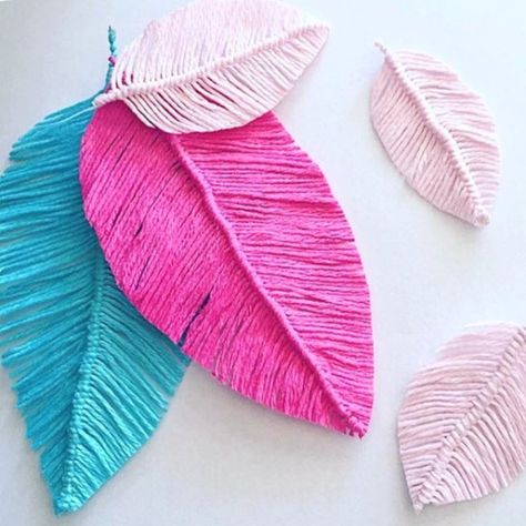 Feather Crafts Ideas, Yarn Feathers, Recycled Fabric Art, Diy Feather, Boho Crafts, Crochet Feather, Feather Diy, Yarn Wall Art, Yarn Wall