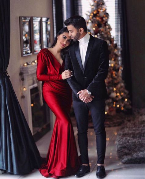 Christmas Card Photo Couple, Christmas Couple Photos, Christmas Couple Pictures, New Year Photoshoot, Tree Decoration Ideas, Christmas Poses, Best Christmas Tree, Christmas Family Photoshoot, Prom Poses