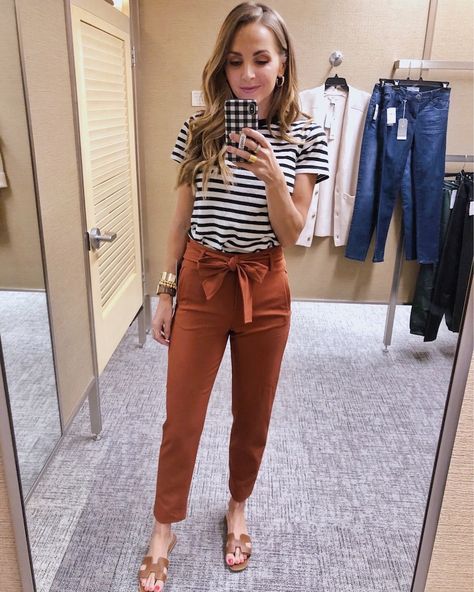 Rust Tie front pants with striped tee Colored Pants Outfits, Slacks Outfit, Pants Outfit Work, Dress Pants Outfits, Class Outfits, Elegantes Outfit Frau, Business Casual Outfits For Work, Elegantes Outfit, Casual Work Outfits