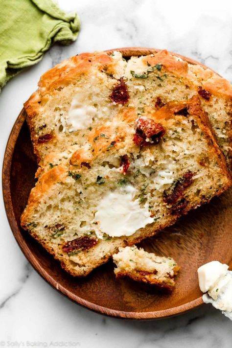 This soft and flaky bread comes together with flavorful ingredients like asiago cheese, sun-dried tomatoes, garlic powder, and fresh basil. It's a savory quick bread that does not require any yeast. Recipe on sallysbakingaddiction.com Flaky Bread, Tomato Basil Bread, Sun Dried Tomato Bread, Tomato Bread, Sally's Baking, Cranberry Bread, Asiago Cheese, Tomato And Cheese, Savoury Baking