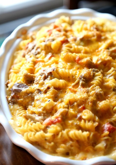 Pork Carnitas Mac and Cheese...simple slow cooker Pork Carnitas mixed into a creamy, slightly spicy mac and cheese! Mac And Cheese Simple, Leftover Carnitas, Mexican Mac And Cheese, Slow Cooker Pork Carnitas, Coconut Bread Recipe, Spicy Mac And Cheese, Pork Carnitas Recipe, Cookies And Cups, Pork Carnitas Slow Cooker