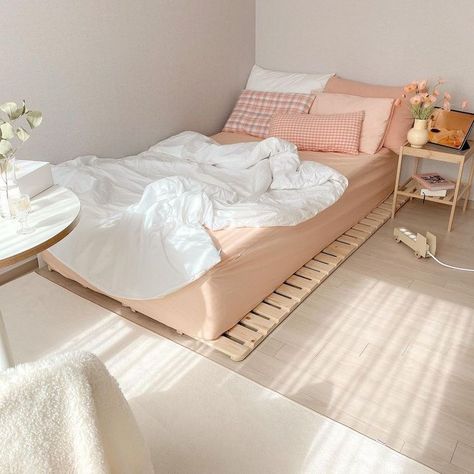 Floor Bed Ideas Small Spaces, Organize A Small Bedroom, Cozy Small Bedrooms, Small Room Makeover, Aesthetic Room Ideas, Small Room Design, Redecorate Bedroom, Minimalist Room, Cozy Room Decor