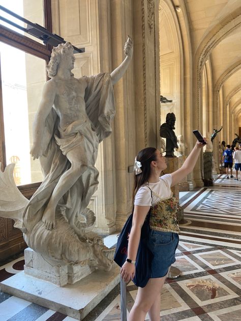 Paris Louvre Photo Ideas, Museum Selfie Ideas, Louvre Museum Photo Ideas, Louvre Photo Ideas, Mona Lisa Louvre, Selfie Inspo, London Trip, Statue Art, Paris Summer