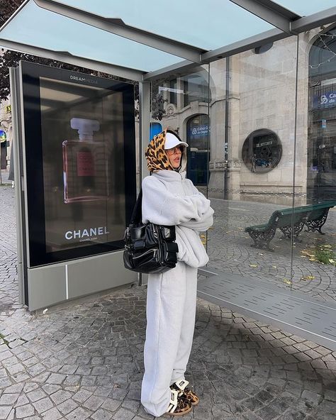 Scarf And Hat Outfit, Hat And Scarf Outfit, Ootd Scarf, Hat Outfit Fall, Looks Adidas, Adidas Samba Outfit, Samba Outfit, Mode Hijabi, Mode Zara