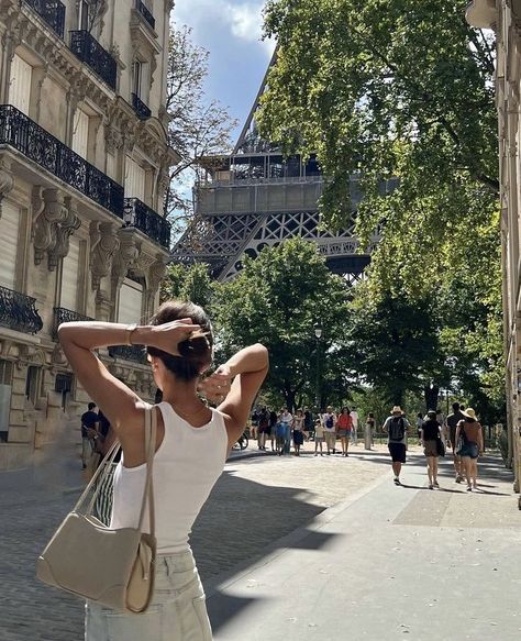 Paris Photo Poses, Paris Poses Photo Ideas, Paris Girl Aesthetic, Paris Photo Ideas, Spring Paris, Spring In Paris, Parisian Summer, Trip To France, Parisian Aesthetic