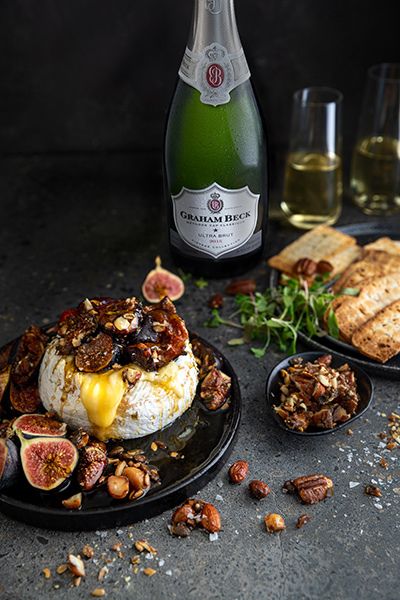 Boxing Day Buffet, Baked Camembert Recipe, Camembert Recipes, Dinner Party Starters, Thanksgiving Board, Honey Drizzle, Roasted Figs, Italian Lunch, Baked Camembert