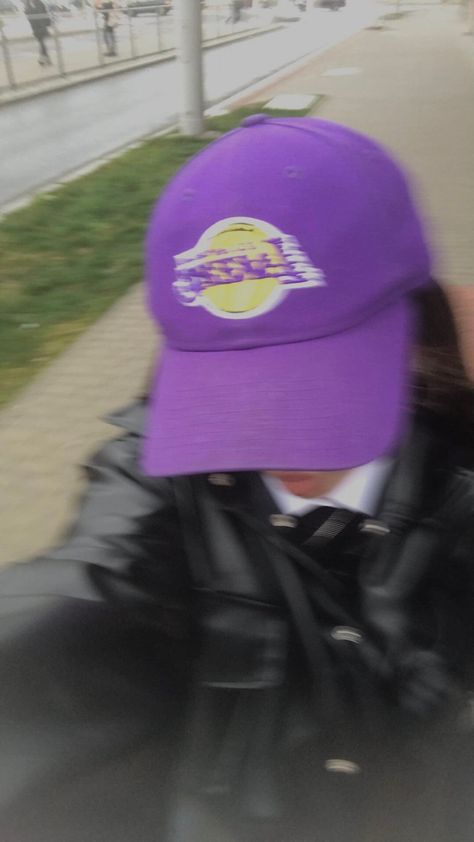 Purple Cap Outfit, Ball Cap Aesthetic, Purple Hat Outfit, Ballcap Outfits, Girl With Cap Aesthetic, Lakers Aesthetic, Fitted Cap Outfit, Lakers Outfit, Cap Aesthetic