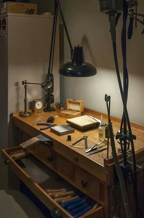 Jewellery Bench, Jewelry Studio Space, Jewelry Studio Organization, Jewelers Workbench, Jewelers Bench, Tools For Woodworking, Design Studio Workspace, Silversmith Jewelry, Studio Spaces