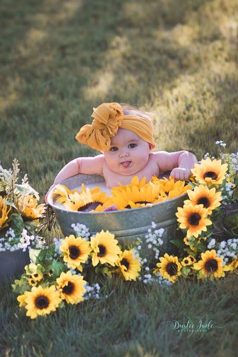 Baby Milk Bath, Milk Bath Photos, 6 Month Baby Picture Ideas, Milk Bath Photography, Idee Babyshower, Bath Photography, Monthly Baby Pictures, Baby Fotografie, Foto Baby