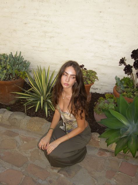 Squat Down Pose Photo, Squatting Instagram Pose, Casual Photo Shoot Ideas, Backyard Insta Pics, Squatting Picture Poses, Cute Squatting Pose, Night Garden Photoshoot, Squat Picture Pose, Garden Pictures Aesthetic