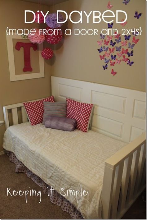 DIY Daybed Made From Old Door #DIYFurniture keepingitsimplecrafts.com Daybed Guest Room, Simple Girls Bedroom, Diy Girls Bedroom, Diy Daybed, Doors Repurposed, Diy Furniture Bedroom, Diy Simple, Diy Furniture Easy, Old Door