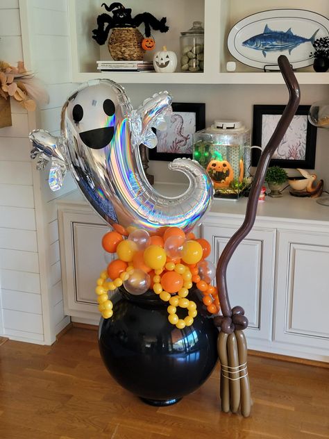 Halloween Bubbling Ghost Cauldron by Capri & Eros Occasions Houston Skeleton Cauldron, Balloon Cauldron, Cauldron With Bubbles, Globos Halloween, Halloween Balloon Sculptures, Witch’s Cauldron, Halloween Balloons Decorations, Halloween Cauldron, Witch's Cauldron