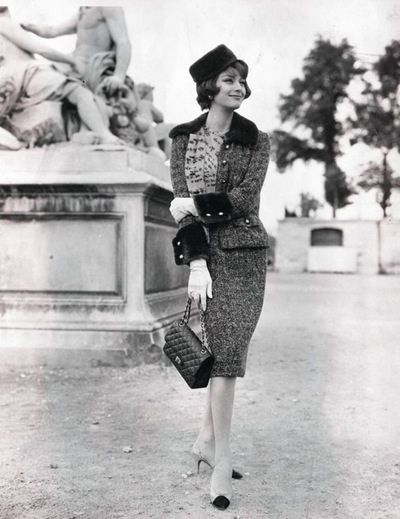 Marie-Helene wearing Chanel, Paris 1959 Moda Over 40, Chanel Tweed Jacket, Moda Chanel, Collection Couture, Mode Chanel, Gabrielle Chanel, Moda Retro, 1950s Style, Chanel 2