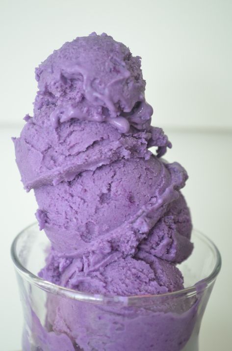 DIY Homemade Ube Ice Cream at SweetnSpicyLiving.com Taro Food, Island Desserts, Bday Desserts, Ube Cupcakes, Banana Frozen Yogurt, Filipino Delicacies, Purple Ice Cream, Rainbow Foods, Ube Cake