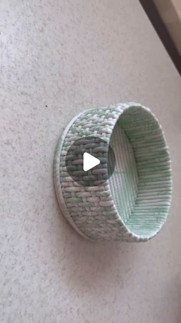 Plastic Basket Diy, Plastic Tubes Ideas, Making Baskets Ideas, Old Magazine Crafts, Recycling Cardboard, Farmhouse Diys, Cardboard Tube Crafts, Recycle Newspaper, Making Baskets