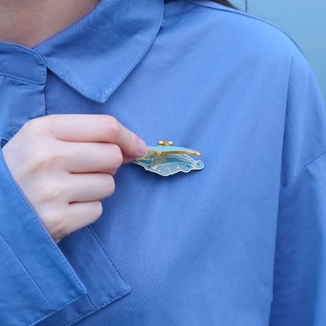 It's a beautiful metal brooch with a blue whale design. The details are exquisite and it can add a touch of elegance to plain clothes or bags. #BlueWhaleBrooch #ElegantAccessories #FashionStatement #LuxuryJewelry #OceanInspired #UniqueDesigns Plain Clothes, Whale Design, Metal Brooch, Plain Outfits, Blue Whale, Elegant Accessories, Ocean Inspiration, The Details, Luxury Jewelry