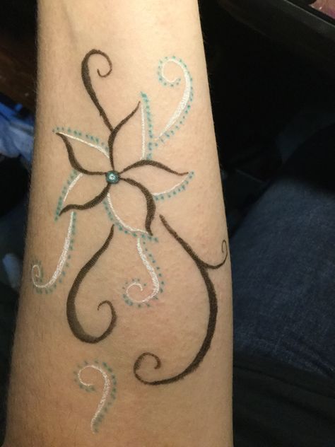 Did a drawing on my arm and it looks cool Drawing On Arm Ideas Pen, Things To Draw On Your Hand With Pen Easy, Things To Draw On Ur Arm, Easy Tattoos To Draw On Yourself, Easy Arm Tattoos, Drawing On Arm Ideas, What To Draw On Your Hand, Sharpie Drawings On Skin, Arm Drawing Ideas