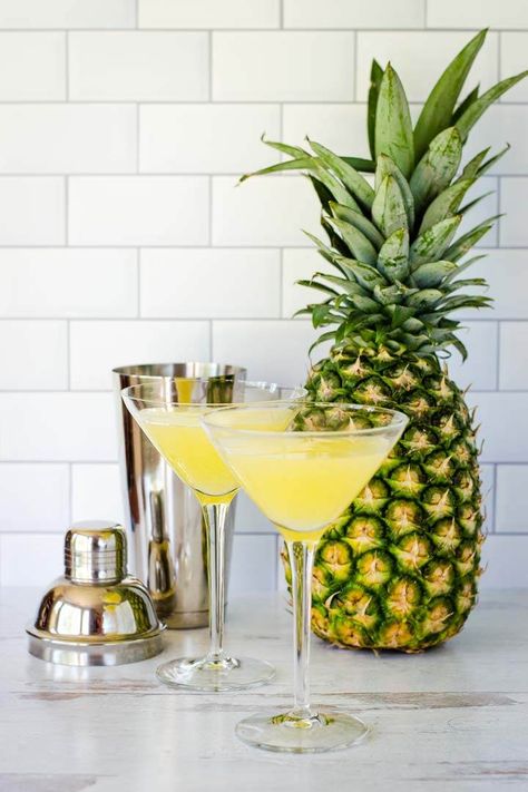 Sweet Martini Recipes, Pineapple Martini Recipes, Pineapple Martini, Pineapple Cocktail Recipes, Martini Recipes Vodka, Coconut Vodka, Cocktail Party Drinks, Pineapple Vodka, Vodka Lime