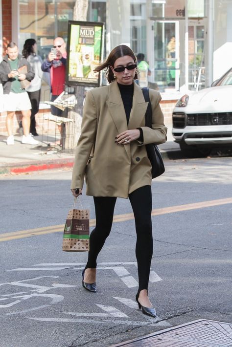 Hailey Bieber Style, Casual Chique, Chloe Grace Moretz, Chloe Grace, Hailey Baldwin, Celebrity Street Style, Winter Fits, Hailey Bieber, Black Blazer