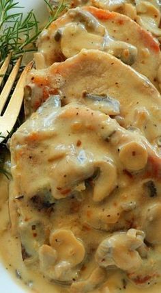 Easy Cream of Mushroom Pork Chops Cream Of Mushroom Pork Chops, Slow Cooker Kip, Pork Chop Recipes Crockpot, Daging Babi, Mushroom Pork Chops, Easy Pork Chops, Pork Chop Recipes Baked, Chop Recipes, Pork Loin Chops