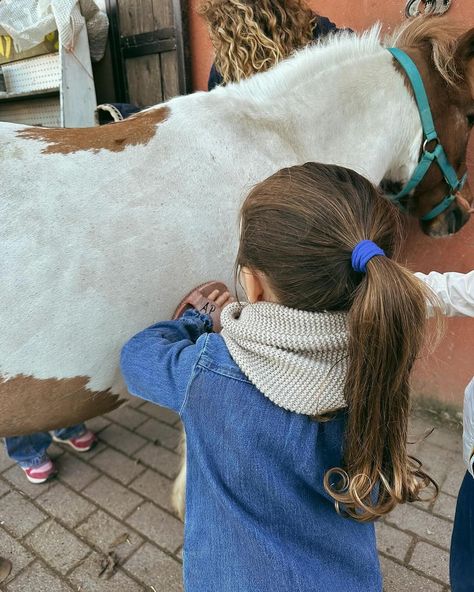 ¡Igualita a mamá! 👩🏻👧🏻 Blu Jerusalema, la hija de Gianluca Vacchi y Sharon Fonseca, es toda una ‘mini yo’ de la modelo que viste igual que ella a sus tres años. ‘Creando recuerdos con mi mejor amiga 🐎🥰💖’, escribe orgullosa al compartir estas imágenes con su pequeña. (📸 @sharfonseca) #sharonfonseca #blujerusalema #gianlucavacchi #madre #hija Mini Yo, April 4, On Instagram, Instagram